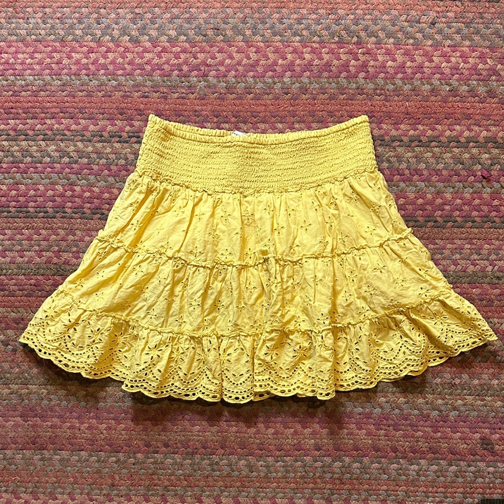 AMERICAN EAGLE YELLOW EYELET SMOCKED SKIRT